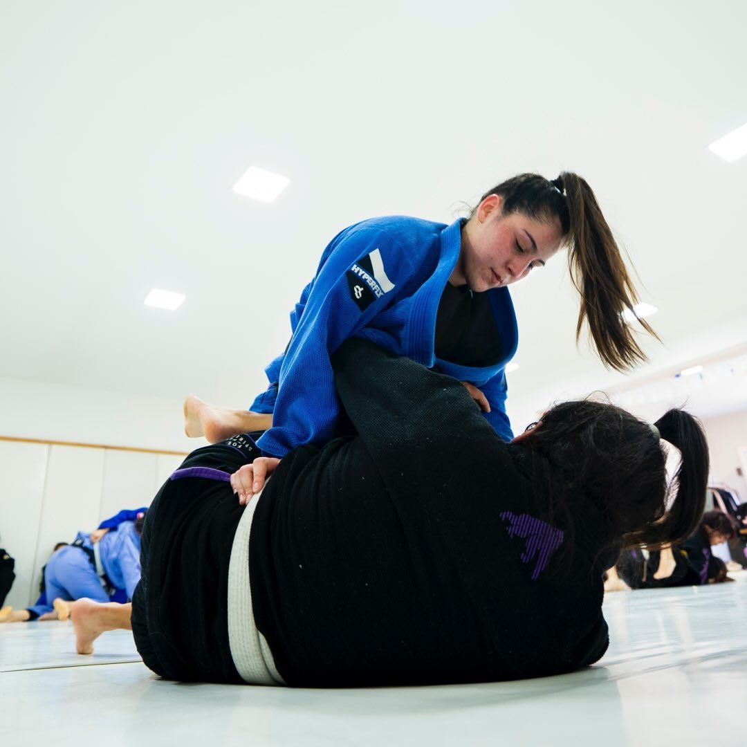 Javiera Benavides practicando Jiu-Jitsu con kimono en el tatami